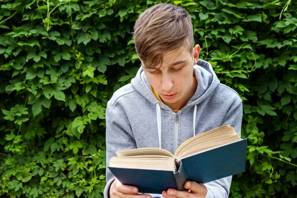 Jeune Homme Avec Livre Dans Parc Été — Photo