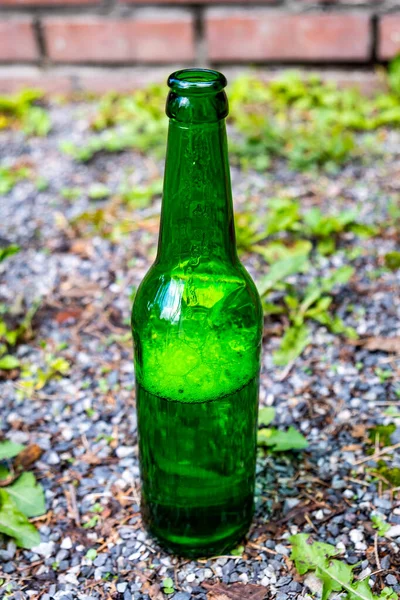 Botella Abierta Una Cerveza Suelo Aire Libre —  Fotos de Stock