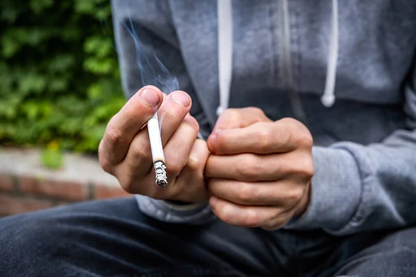 Persona Sostiene Cigarrillo Mano Primer Plano Aire Libre — Foto de Stock