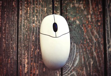 Eski Bilgisayar Faresinin Eski Plank arka planında asılı duran tonlu fotoğrafı