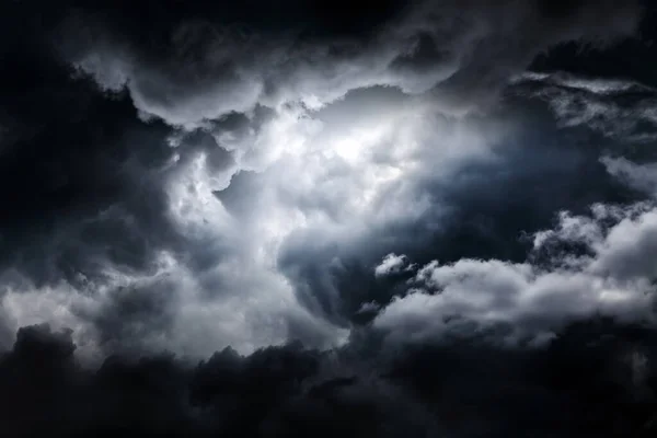 暗闇と劇的な嵐の雲の中の光 — ストック写真