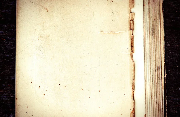 木制背景特写上空白封面的旧书 — 图库照片