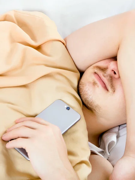 Jeune Homme Dormir Dans Lit Avec Téléphone Portable Gros Plan — Photo