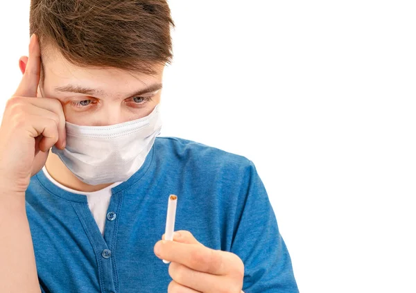 Jongeman Een Griepmasker Houden Een Sigaret Denken Geïsoleerd Witte Achtergrond — Stockfoto