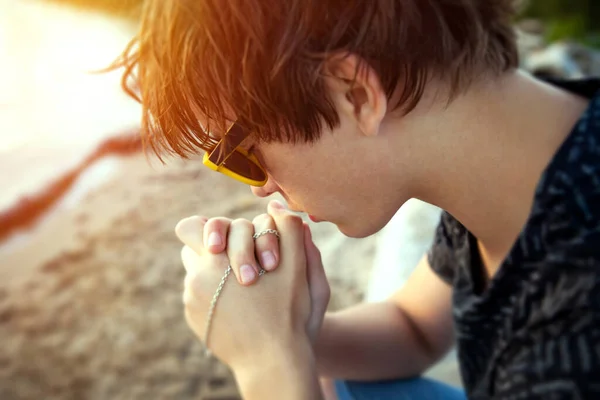 Νέοι Άνθρωπος Προσεύχεται Για Closeup Φύση Φόντο — Φωτογραφία Αρχείου