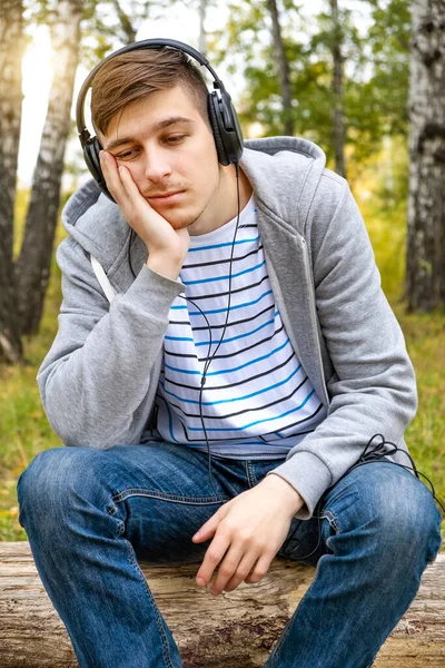 Sleepy Young Man Headphones Écouter Musique Dans Forêt — Photo