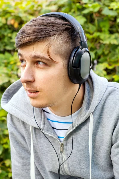 Young Man Headphones Écouter Musique Dans Jardin Été — Photo