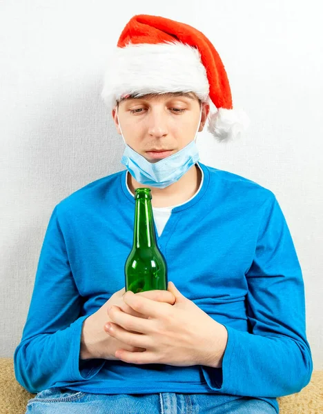 Hombre Joven Con Sombrero Santa Máscara Gripe Con Una Botella — Foto de Stock