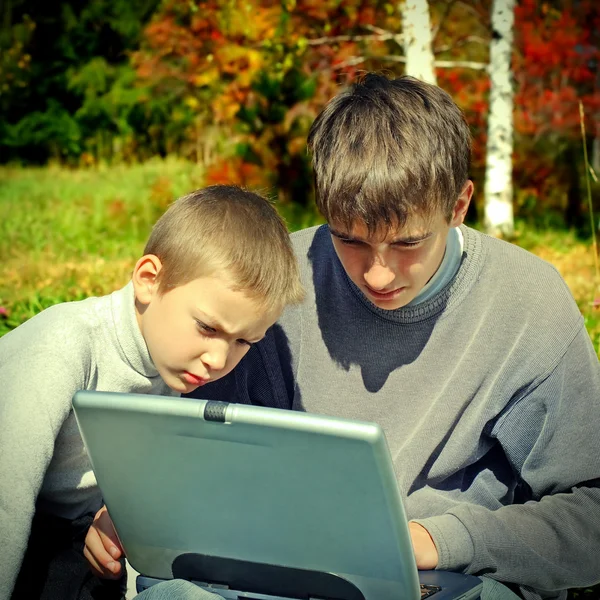 Broers met laptop — Stockfoto