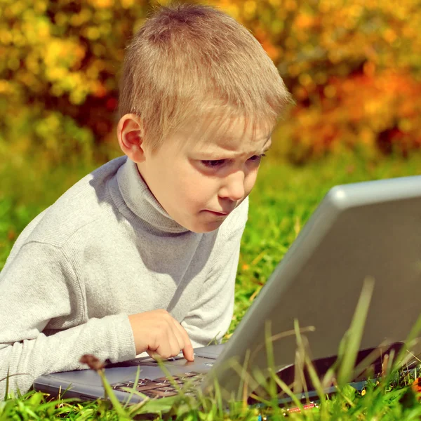 Kid met laptop — Stockfoto