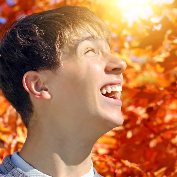 Tiener verheugt zich herfst — Stockfoto