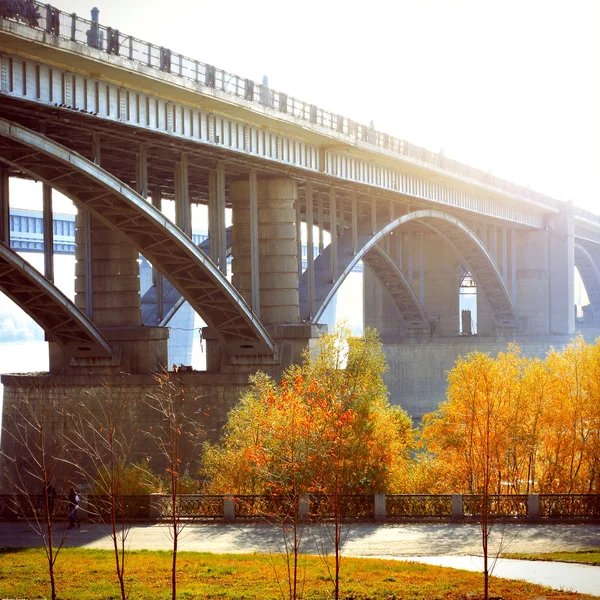 Brücke im Herbst — Stockfoto