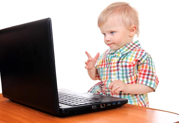 Babyjongen met laptop — Stockfoto