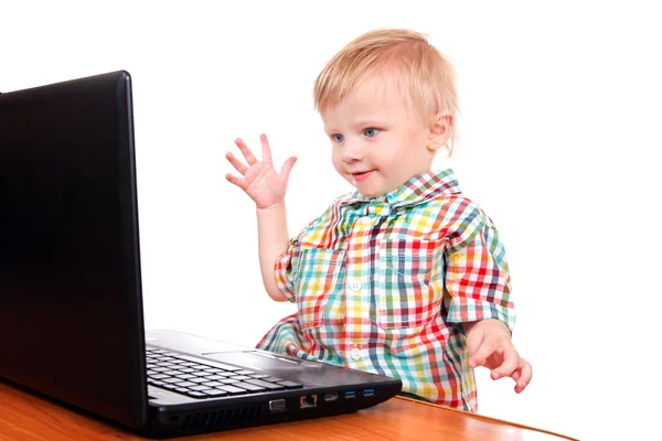 Babyjongen met laptop — Stockfoto