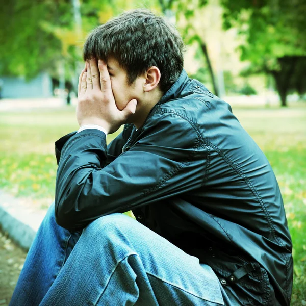 Triste joven hombre al aire libre — Foto de Stock