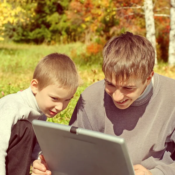 Broers met laptop — Stockfoto