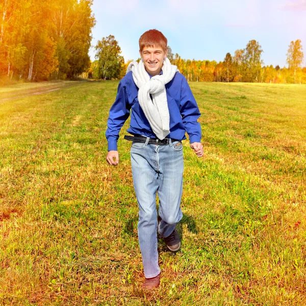 Feliz adolescente corriendo —  Fotos de Stock