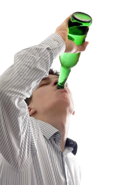 Jonge man drinkt een bier — Stockfoto