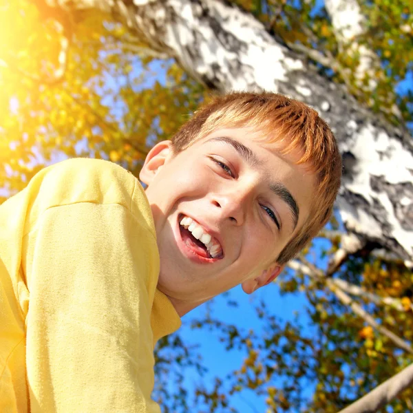 Adolescente no parque de outono — Fotografia de Stock