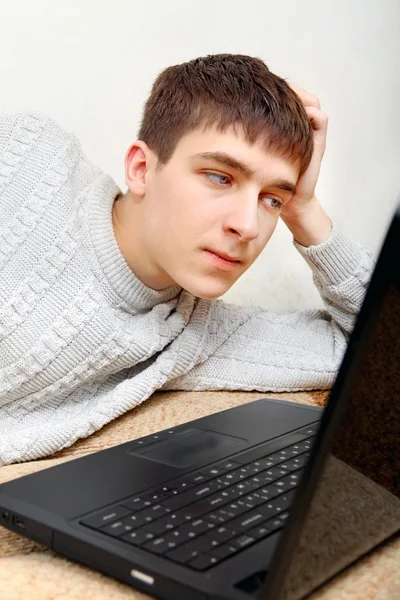 Teenager mit Laptop — Stockfoto