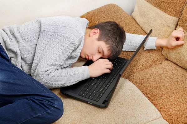 Adolescente duerme en el ordenador portátil —  Fotos de Stock