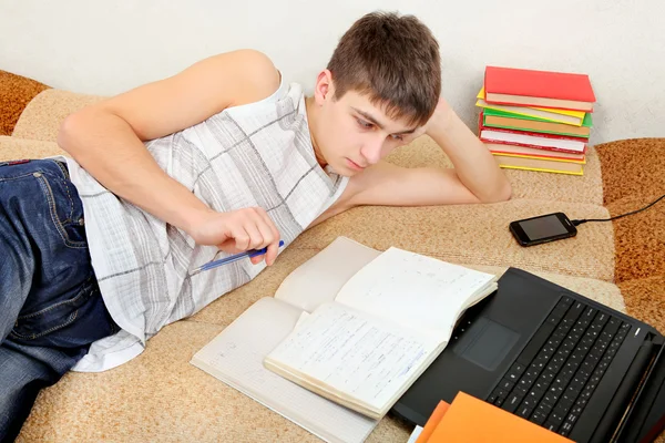 Adolescente fazendo lição de casa — Fotografia de Stock