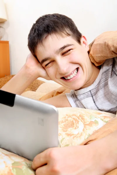 Adolescente com Tablet na cama — Fotografia de Stock