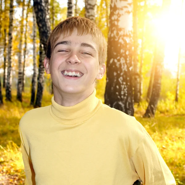 Nastolatek w parku jesień — Zdjęcie stockowe