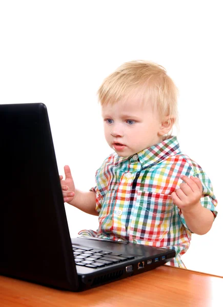 Babyjongen met laptop — Stockfoto