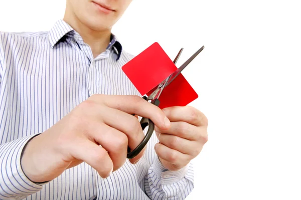 Pessoa que corta um cartão de crédito — Fotografia de Stock