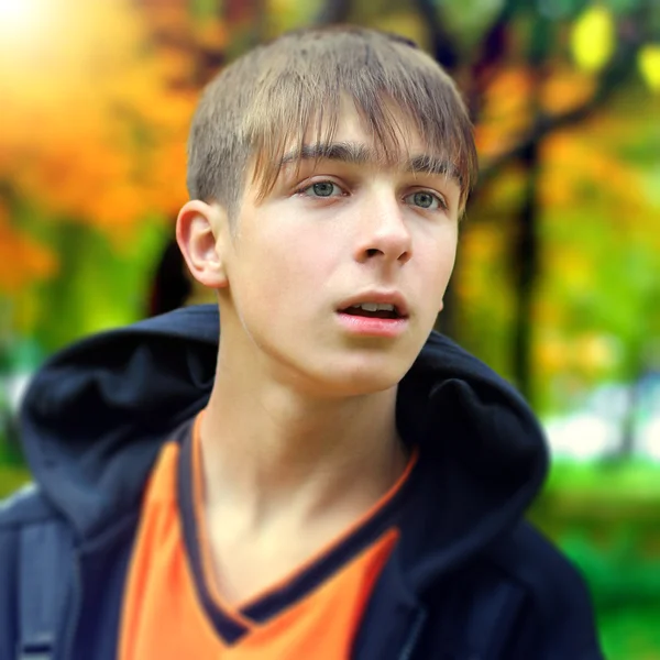 Adolescent dans le parc d'automne — Photo