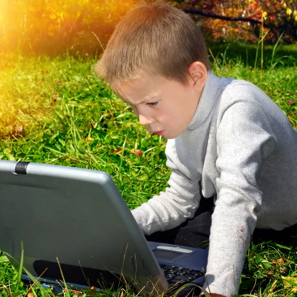 Kid met laptop — Stockfoto