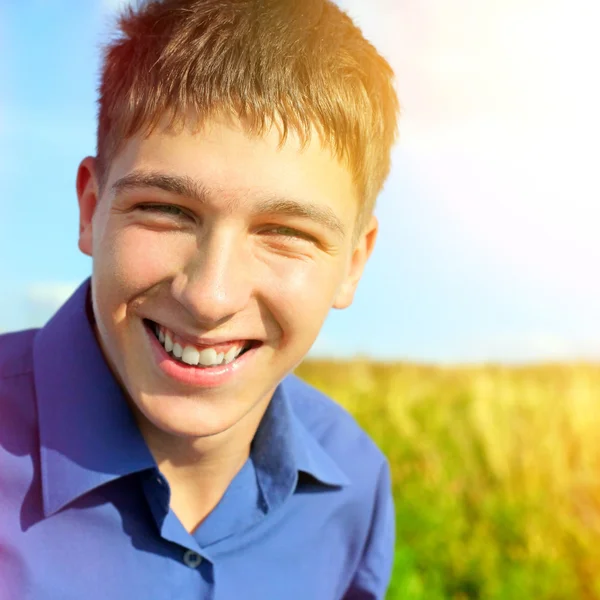 Šťastný teenager venkovní — Stock fotografie