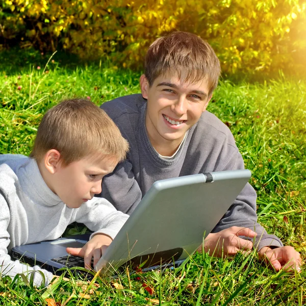 Broers met laptop — Stockfoto