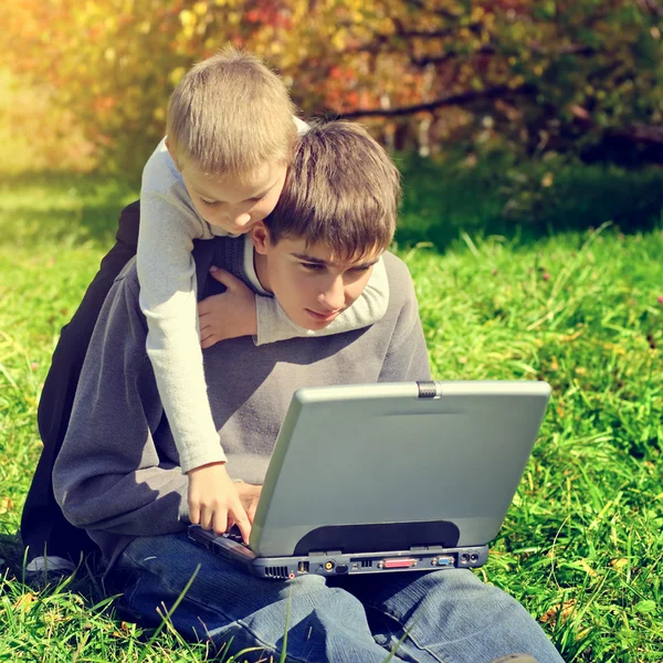 Brothers with Laptop — Stock Photo, Image