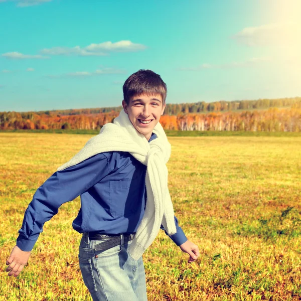 Adolescente feliz correndo — Fotografia de Stock