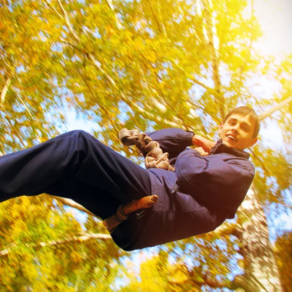 Adolescente nel parco autunnale — Foto Stock