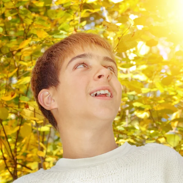 Adolescent dans le parc d'automne — Photo