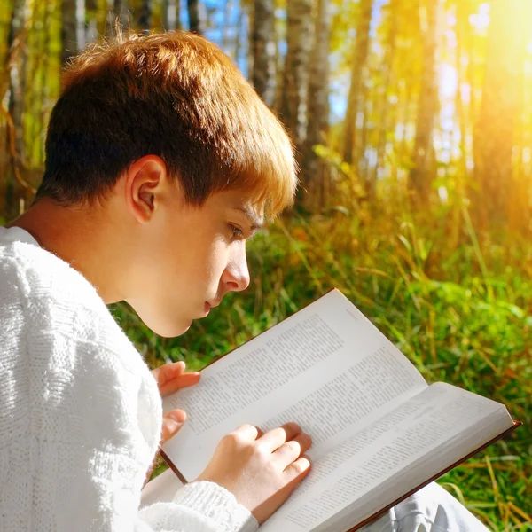 Jongen met het boek buiten — Stockfoto