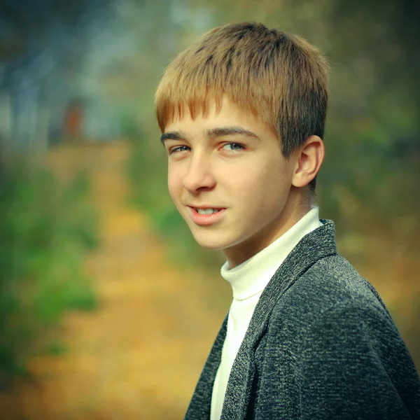 Adolescent dans le parc d'automne — Photo