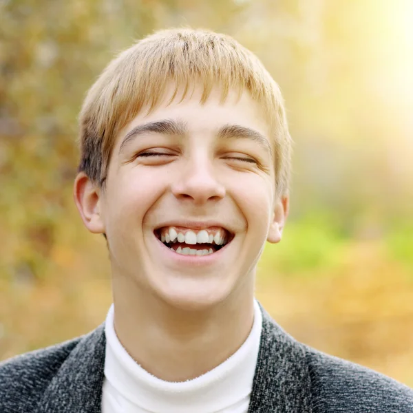 Adolescent dans le parc d'automne — Photo