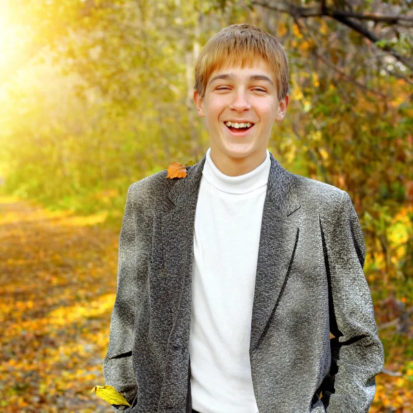 Adolescent dans le parc d'automne — Photo