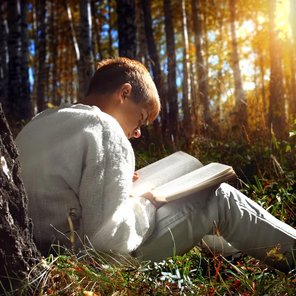 Ragazzo con il libro all'aperto — Foto Stock