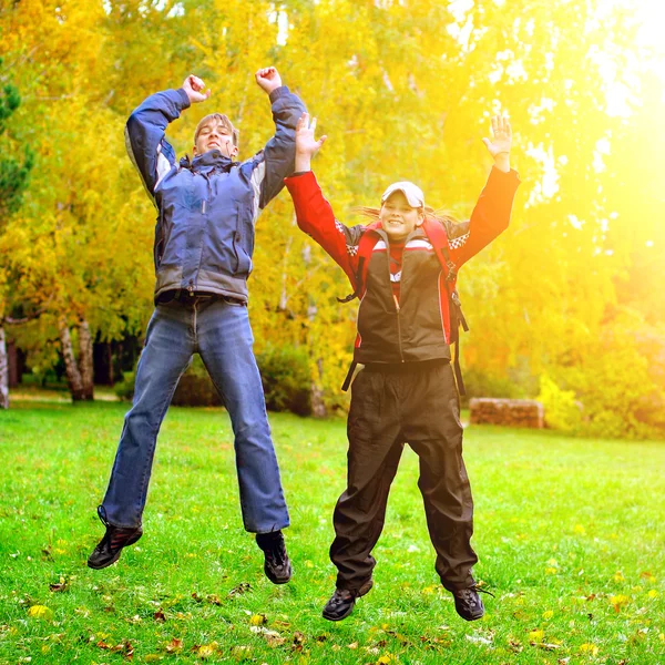 Glada tonåringar i parken — Stock fotografie