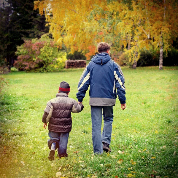 Teenager und Kind — Stockfoto