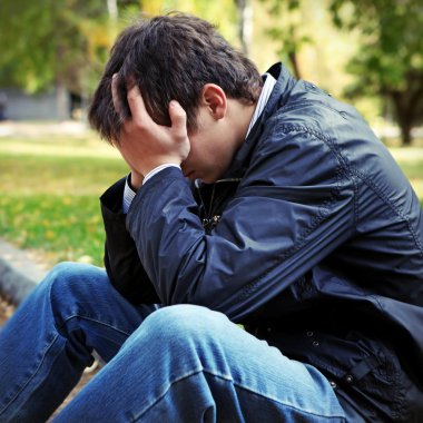 üzgün bir genç adam açık