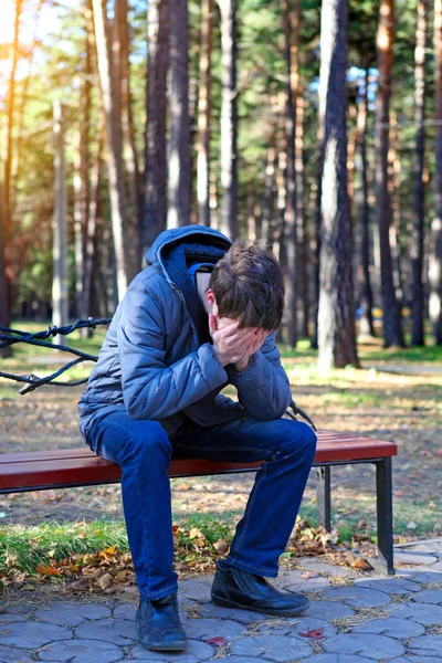 Triste adolescente al aire libre — Foto de Stock