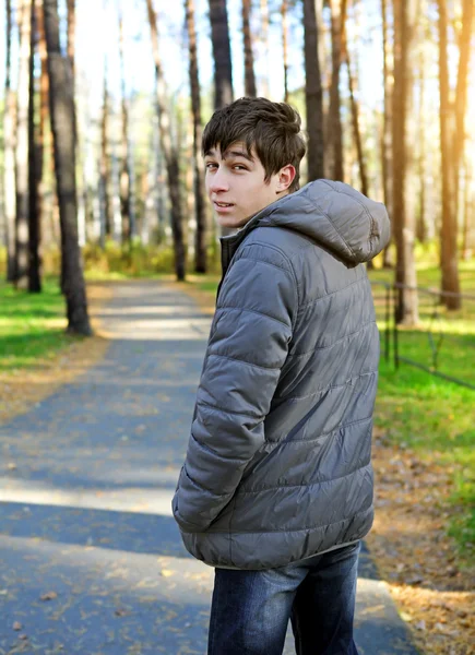 Adolescente no parque de outono — Fotografia de Stock