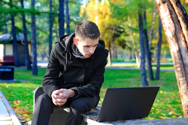 Junger Mann mit Laptop im Freien — Stockfoto