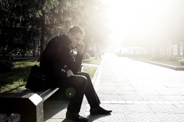 Junger Mann mit Handy im Freien — Stockfoto